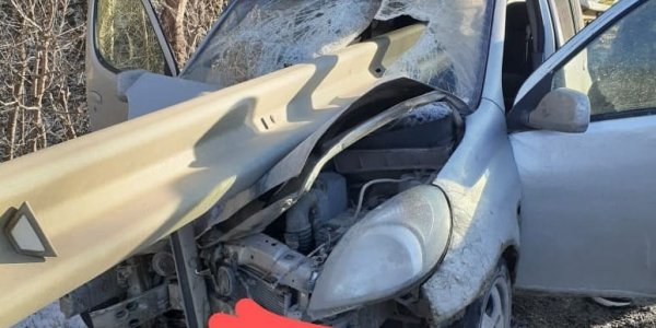 В Новороссийске машина нанизалась на металлический отбойник и проехала 40 м