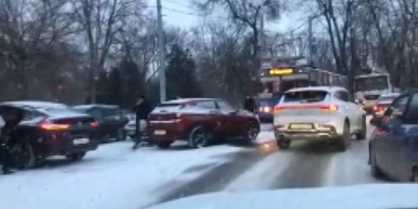 В Краснодаре из-за снегопада на улице Офицерской произошло массовое ДТП