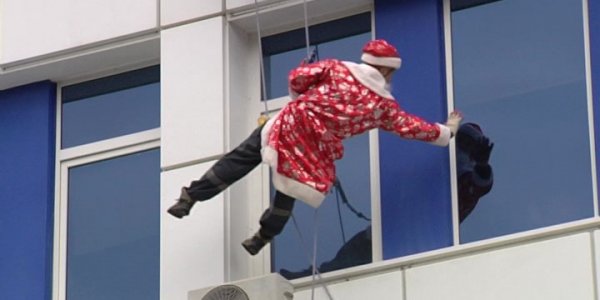 В Краснодаре Дед Мороз «прилетел» поздравить детей краевой и городской больниц