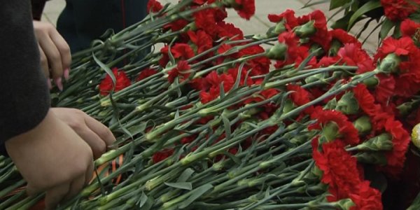 В Краснодаре в честь Дня Героев Отечества возложили цветы в сквере имени Жукова