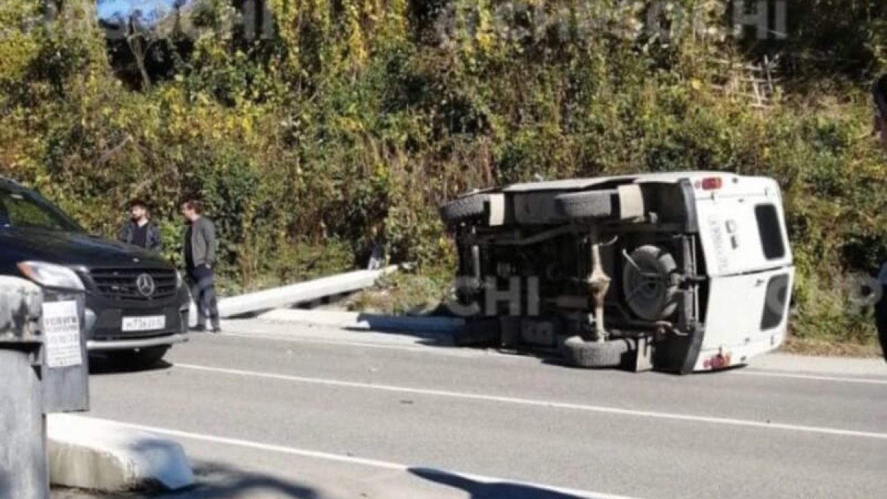 В горах Сочи «буханка» снесла столб и опрокинулась на бок - 6 декабря, 2021  Все новости, Происшествия «Кубань 24»