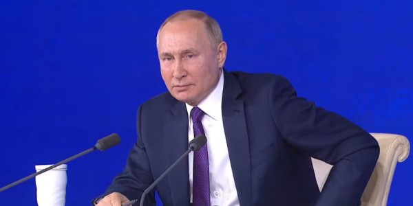 Путин заявил, что интернет не должен подменять детям настоящую жизнь