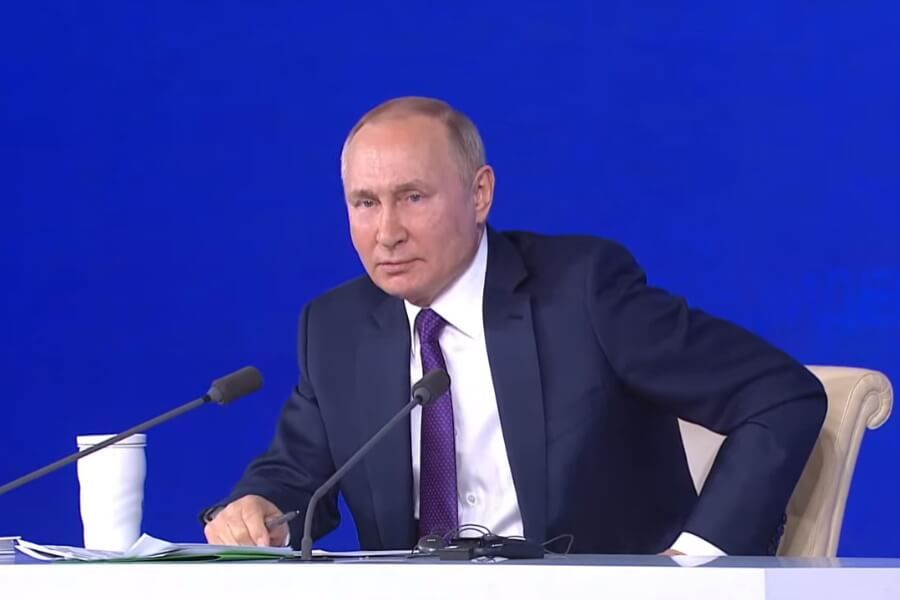 Путин заявил, что интернет не должен подменять детям настоящую жизнь