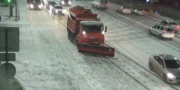 В Краснодаре снег с улиц и дорог убирают 650 человек и 51 единица техники