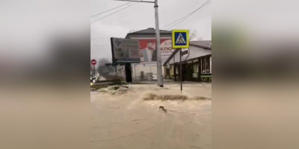 Улицы Новороссийска и Анапы подтопило после сильного дождя. Видео