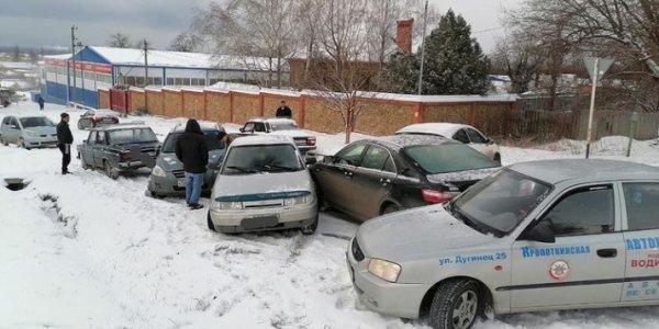 В Краснодаре за полдня из-за гололедицы произошло более 110 аварий