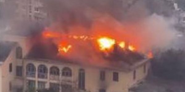 В Сочи произошел крупный пожар в заброшенном здании