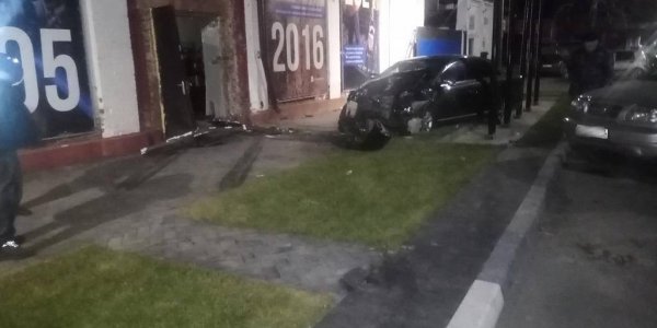 В Армавире пьяный водитель на иномарке вылетел с дороги и врезался в здание