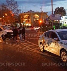 В Сочи пассажирка такси пострадала в ДТП с «Газелью»