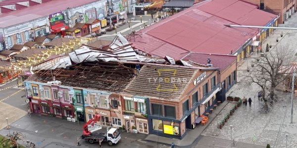 В Краснодаре со здания на территории ТЦ «Центр города» ветер сорвал крышу