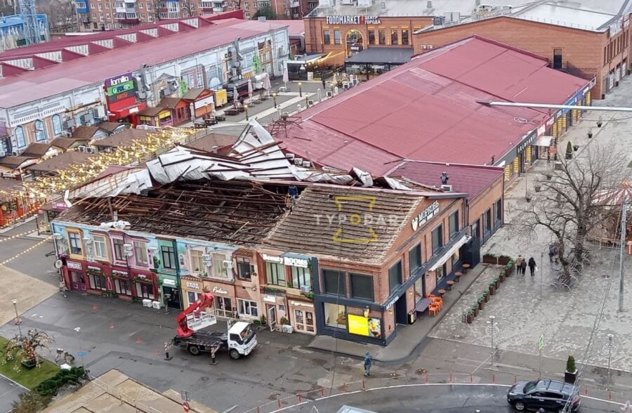 В Краснодаре со здания на территории ТЦ «Центр города» ветер сорвал крышу