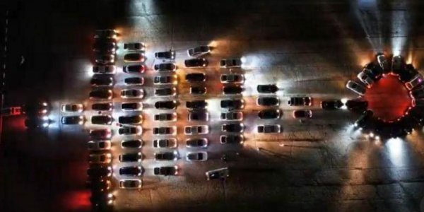 В Новороссийске из почти 100 машин составили «Автоелку»