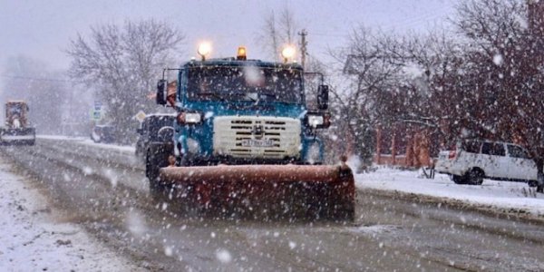 В Кущевском районе на дороги вышли 27 снегоуборочных машин