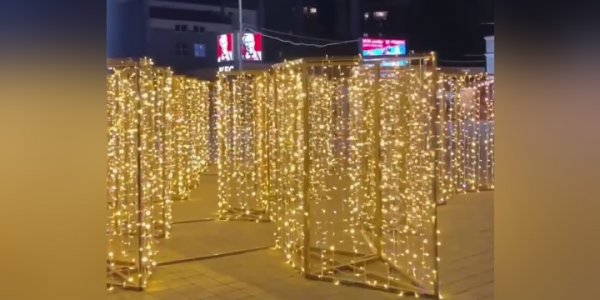 В Анапе установили новогоднюю инсталляцию из гирлянд