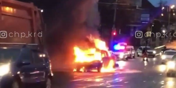 В Краснодаре на дороге сгорели два автомобиля