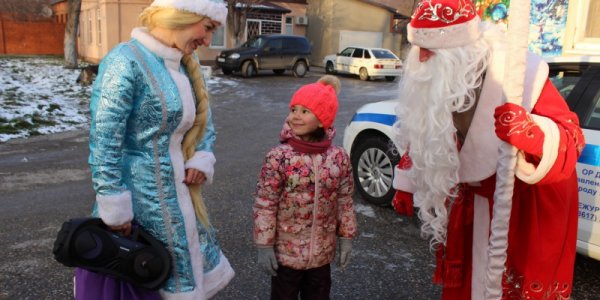 В Новороссийске полицейский устроил новогоднее чудо для спасенной им девочки