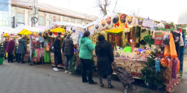 В Краснодаре ярмарки новогодних украшений будут работать до 9 января