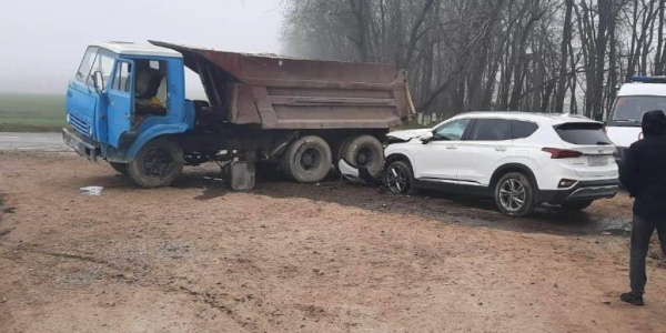 На Кубани внедорожник во время обгона врезался в КамАЗ, пострадали 3 человека