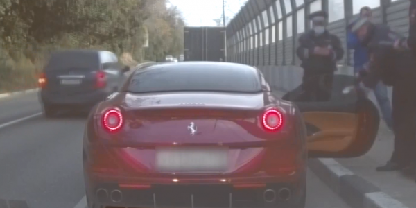 В Сочи водителя суперкара Ferrari задержали за тонировку и неповиновение полиции