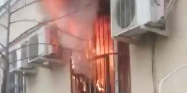 В Краснодаре загорелся магазин на первом этаже многоквартирного дома