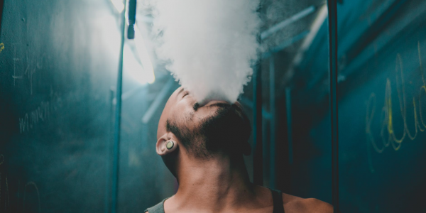 Эксперт рассказал, чем опасны ароматизаторы табака и почему их могут запретить