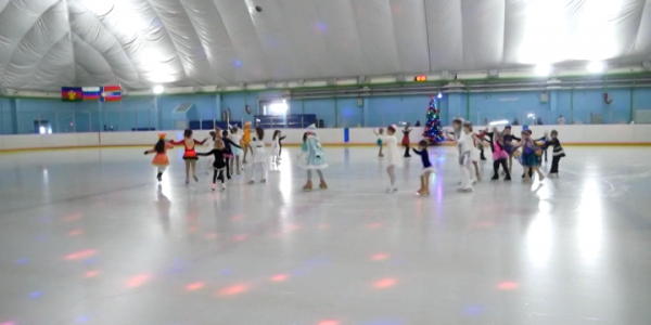 В Армавире воспитанники школы фигурного катания устроили ледовое шоу