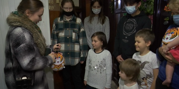 В Краснодаре активисты ОНФ поздравили многодетные семьи в преддверии Нового года