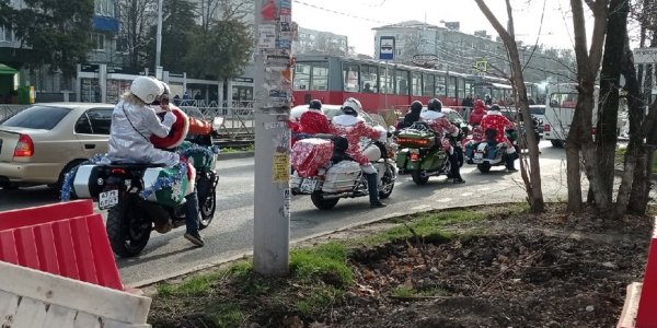 В Краснодаре прошел новогодний мотопробег Дедов Морозов и Снегурочек