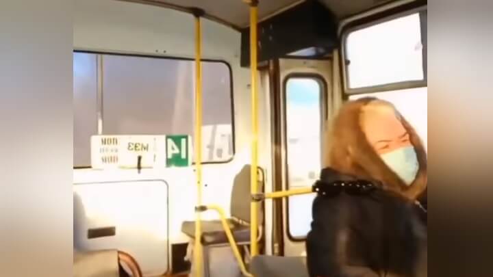 В Кропоткине маршрутный автобус возил пассажиров с открытой задней дверью