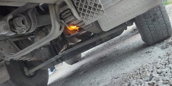 В Новороссийске спасатели помогли водителю потушить загоревшийся КамАЗ