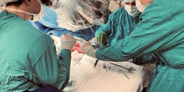 В Краснодаре хирурги спасли руку ребенку, упавшему на керамический горшок