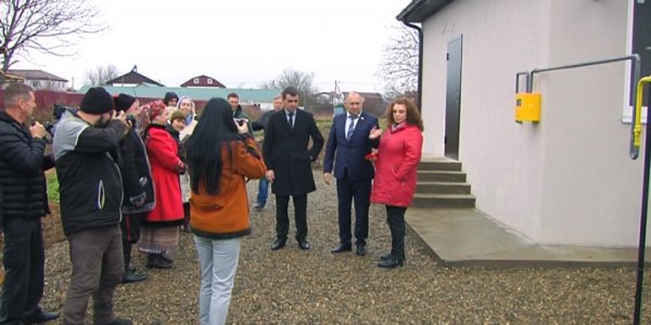 Две семьи из Темрюкского района получили ключи от новых домов