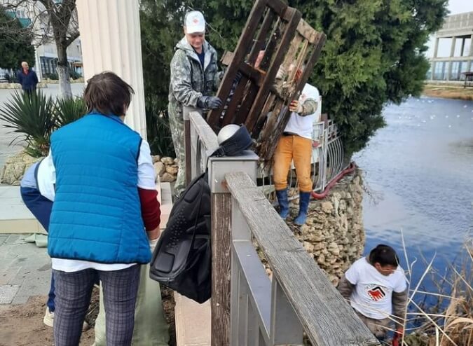 В Анапе экоактивисты убрали мусор за отдыхающими с берегов реки