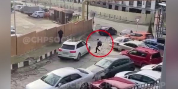 В Сочи попал на видео парень, подставляющий ноги под колеса машин