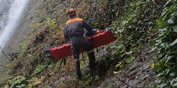 Кубанские спасатели провели тренировку на склонах Орехового водопада