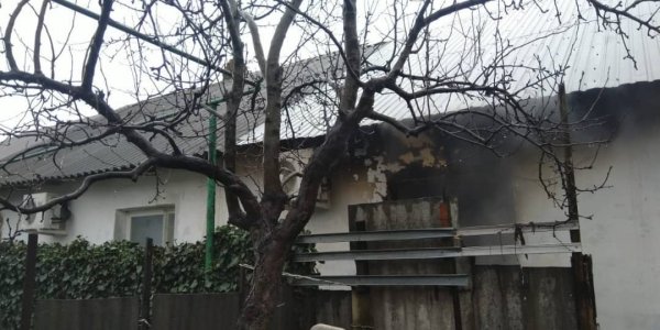 В Анапе загорелись две квартиры и мансарда, эвакуировались 8 человек