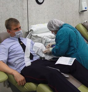 Полицейские Кубани перед Новым годом пополнили краевой банк крови