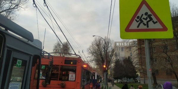В Краснодаре из-за пробки на Ставропольской остановились около 10 троллейбусов