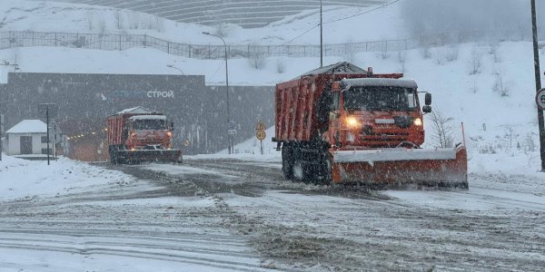 На дороги Сочи в связи со снегопадом вышли более 20 снегоуборочных машин