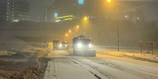 В Сочи после ночного снегопада затруднено движение на городских маршрутах