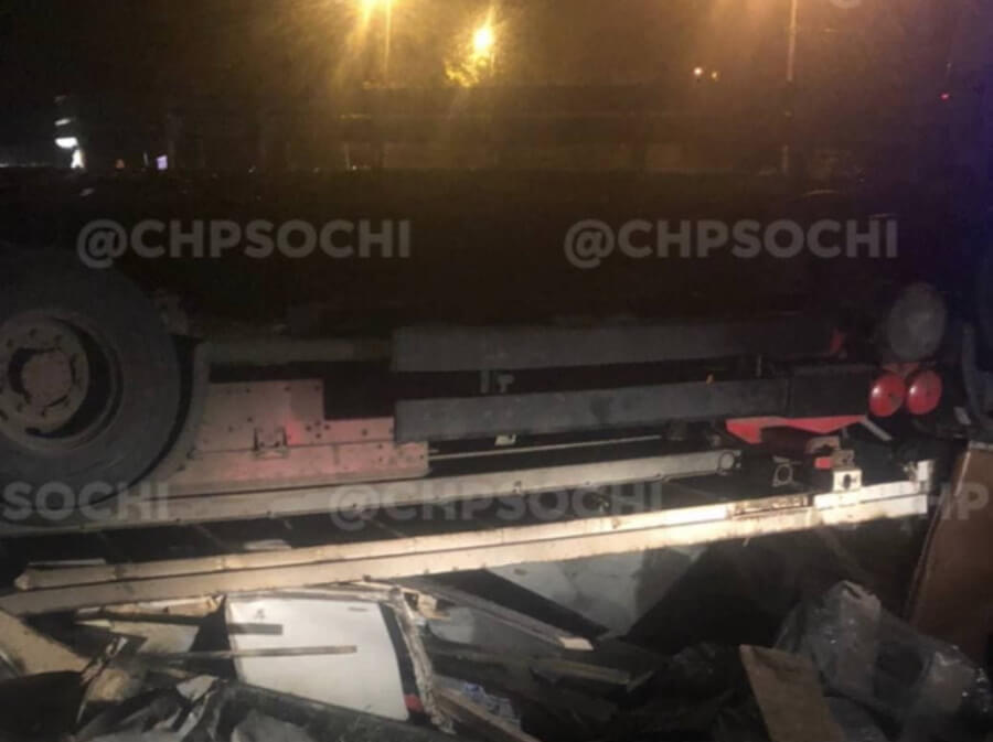 В Сочи на трассе опрокинулся грузовик, погиб водитель