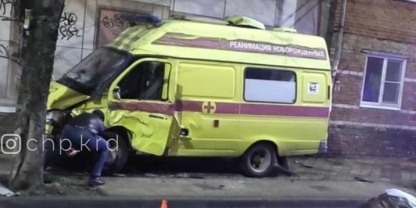 В Краснодаре водитель реанимобиля умер за рулем и врезался в здание