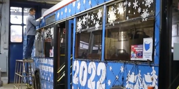 КТТУ украсило трамваи и троллейбусы Краснодара к Новому году