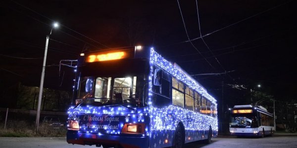 На улицы Краснодара вышли новогодние трамваи и троллейбусы