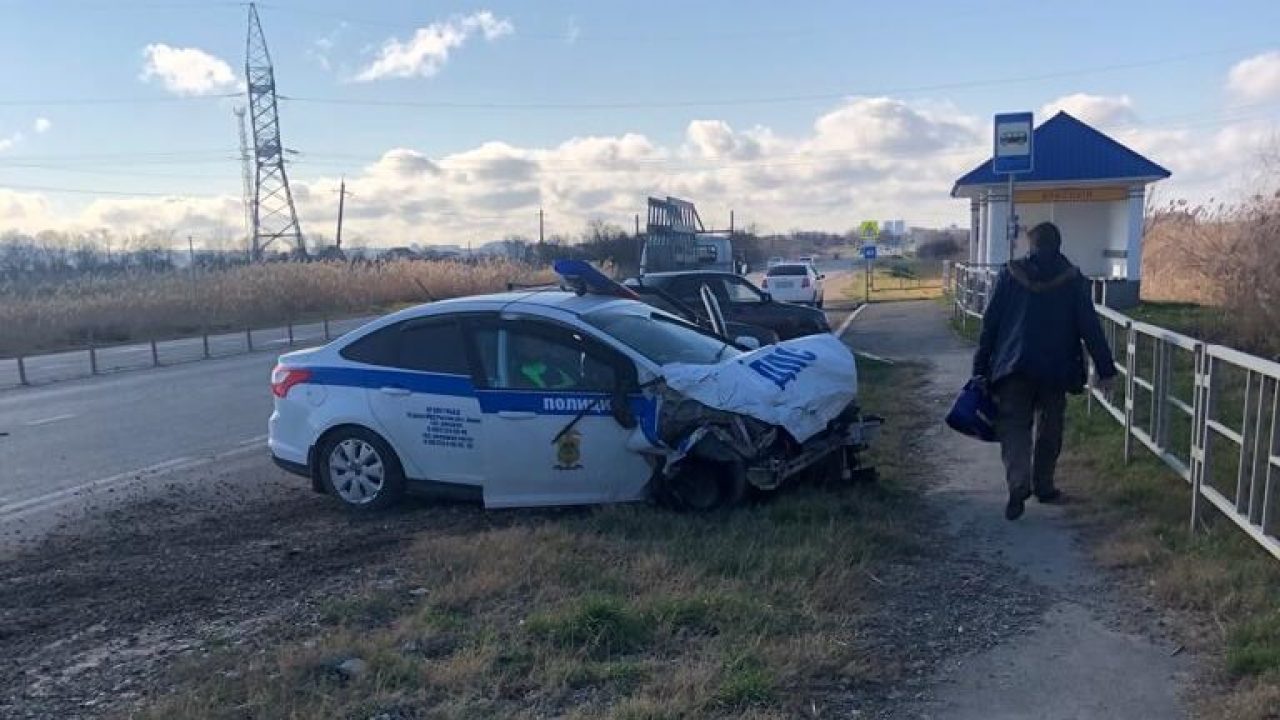 В Анапе в аварии с патрульной машиной ДПС пострадали два человека - 10  декабря, 2021 Все новости, Происшествия «Кубань 24»