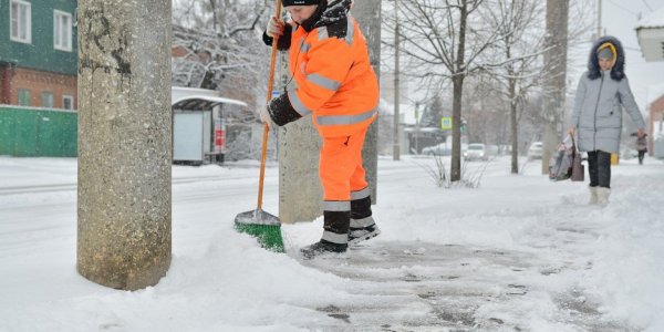 В Краснодаре более 550 человек и 36 единиц техники очищают тротуары от снега