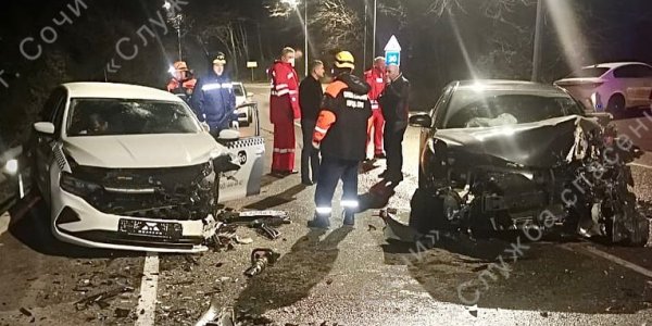 В Сочи спасатели помогли пострадавшим в ДТП, заблокированным в двух машинах