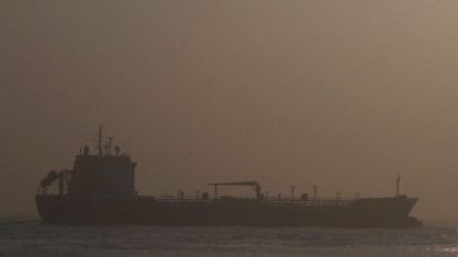 Часть экипажа вернулась на горевший танкер в порту Тамань