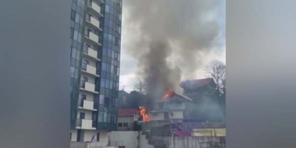 В Сочи во время пожара из барака эвакуировали 7 человек