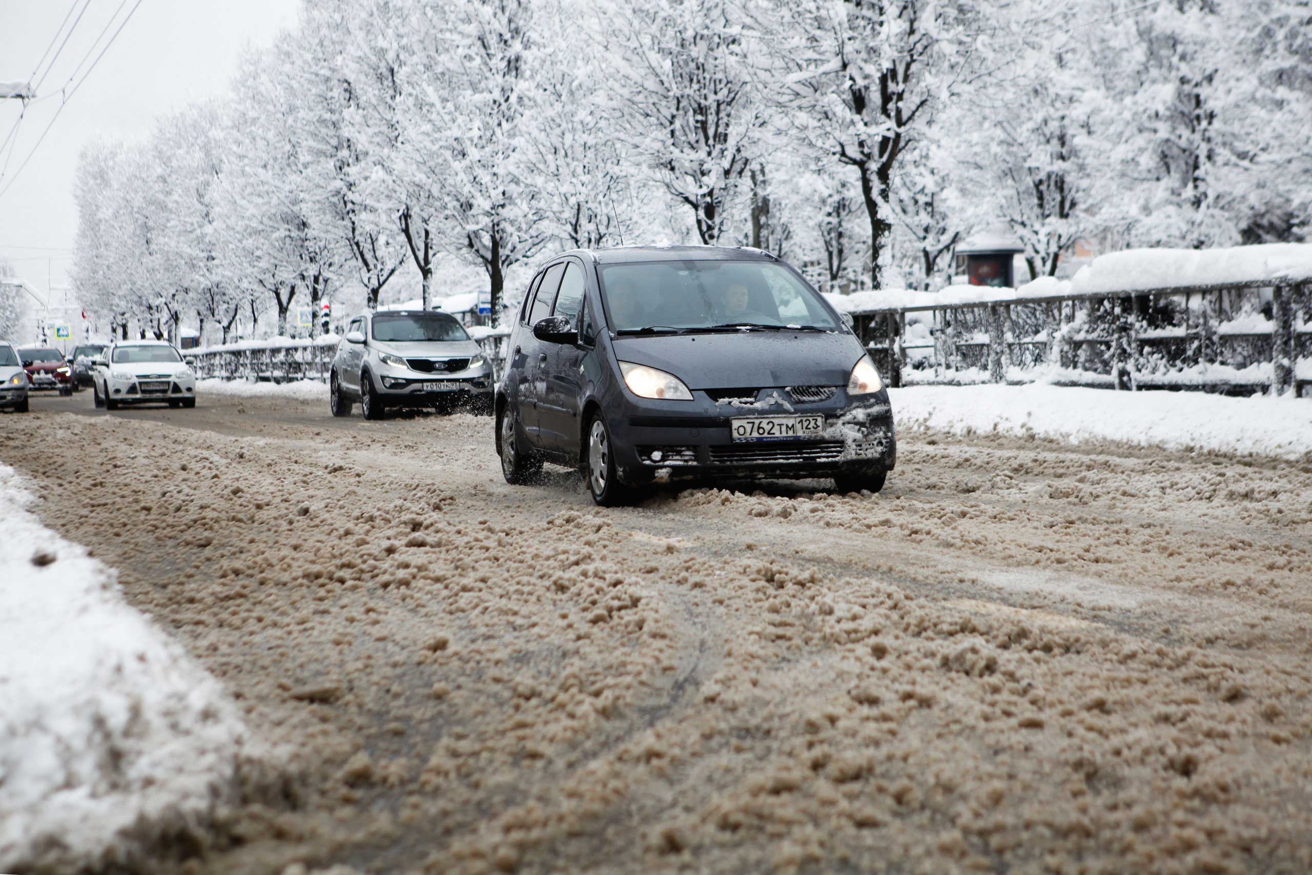 «Автодор» предупредил водителей о мокром снеге и ураганном ветре на Кубани